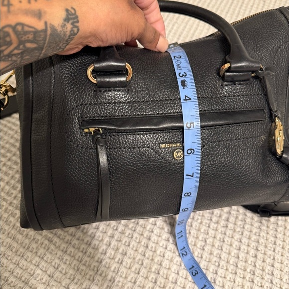 Michael Korks Carine Medium Pebbled
Leather Satchel - Picture 16 of 16